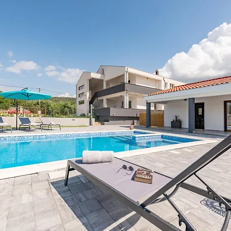 Zeleni Gaj Zadarvillas * Donje Rastane